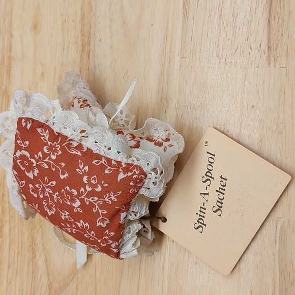 Vintage Mini Sewing kit Floral Lace - Picture 1 of 4